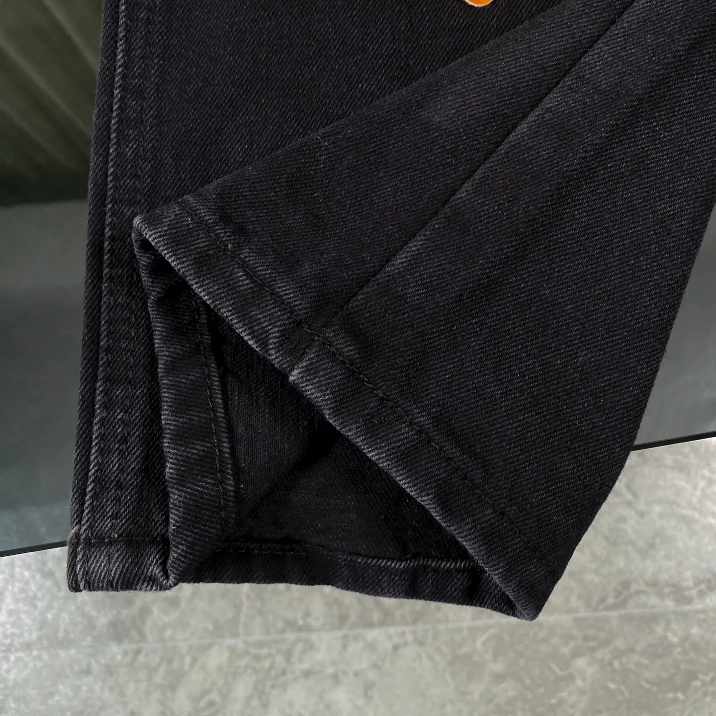 🅿️280 Chrome Heart Classic black with orange laser cross patchwork leather jeans. The pants are made of top-notch heavy-duty washing technology, and every detail shows ingenuity. The calfskin is laser-cut to make a delicate cross, which is both a tactile and visual enjoyment. Paired with aged silver hardware, it is retro, high-end and full of texture. The straight-cut upper body turns into "chopstick legs" in an instant, easily modifying the shape of the legs. It can be controlled by any body shape and has a full sense of luxury.  This is a carefully crafted high-end version, the quality far exceeds that of street currency, and the details can stand the scrutiny of a magnifying glass. Although the price is close to the people, the quality is completely in line with the big brands, and it is easy to follow the trend.  Classic black, low-key and versatile. Pair it with simple T-shirts and personalized shirts to easily create a fashionable look. Whether you are going out daily or attending events, you can be the center of attention.  Color: black Size: S M L XL 28 30 32 34